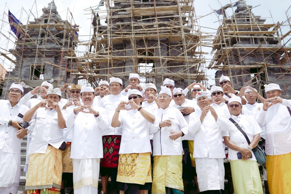 Ketua MGPSSR Bali Nyoman Giri Prasta Tinjau Progres Pembangunan Pura Punduk Dawa